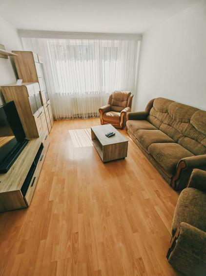 Apartament cu 3 camere decomandat în Trivale
