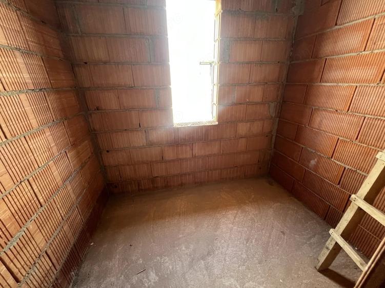 Casă cu 5 camere cu Teren 300 Mp în Ghiroda