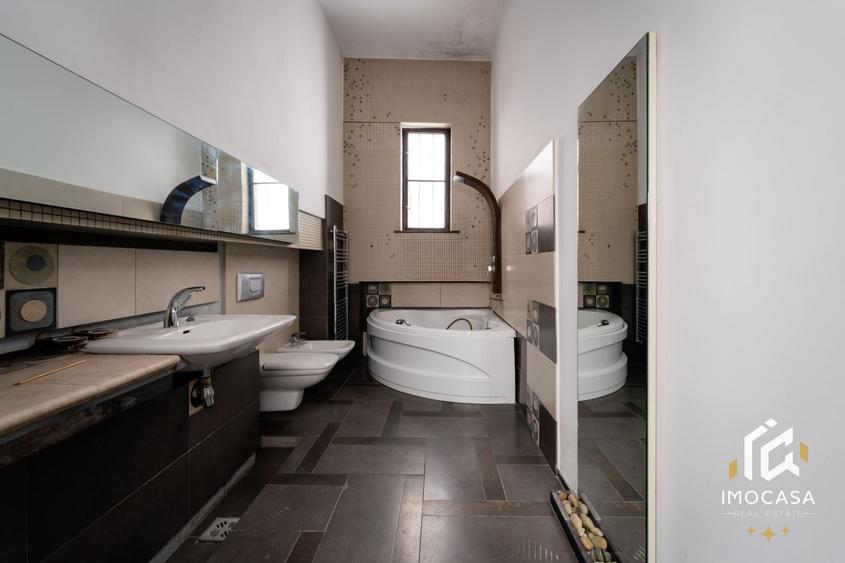 Casă individuală cu 10 camere cu Canalizare în Central