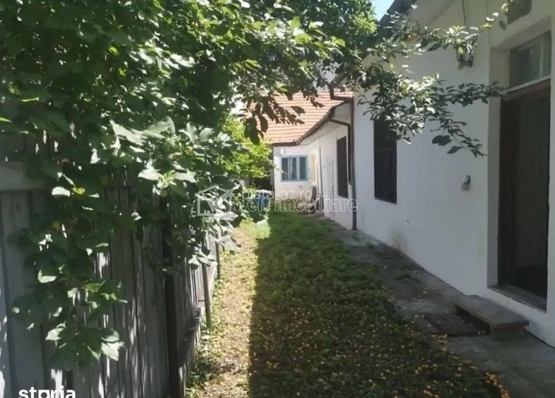Oportunitate investitie- Casa renovabila, 2 camere, curte comuna, Centru
