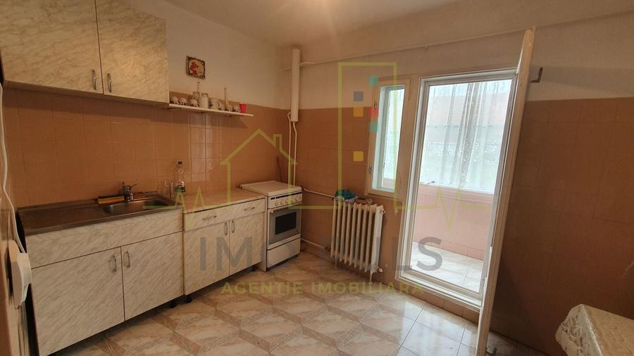 Apartament cu 3 camere decomandat, mobilat în Soarelui