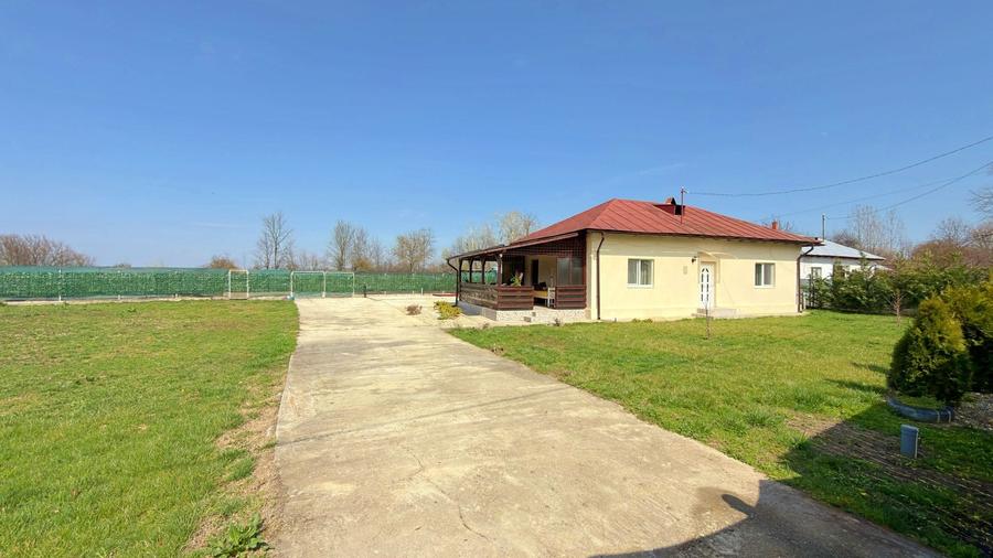 Casă individuală cu 4 camere cu Canalizare în Tătărăștii de Sus