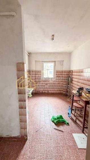 Apartament cu 3 camere semidecomandat, mobilat în Tei