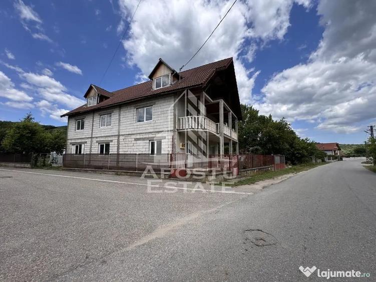 Casă cu 7 camere cu Teren 1100 Mp în Fărcădin