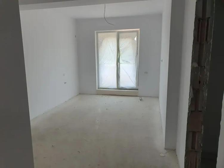 Apartament cu 2 camere decomandat în Titan