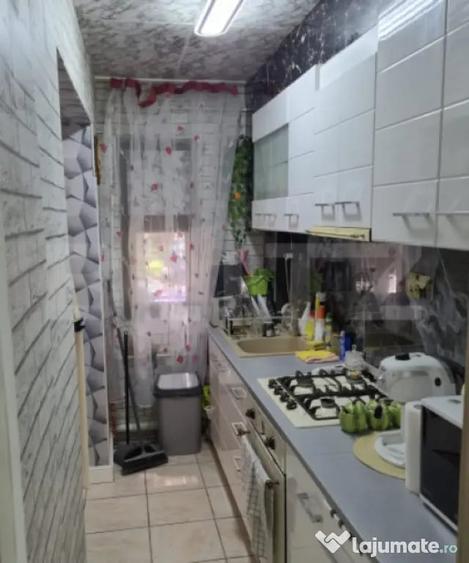 Apartament cu 3 camere semidecomandat în Podu Roș