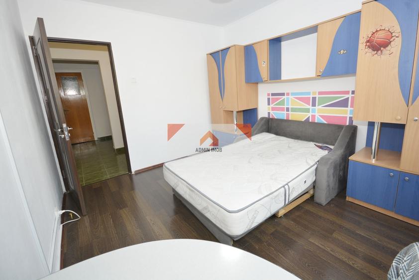 Apartament cu 4 camere decomandat în Drumul Taberei