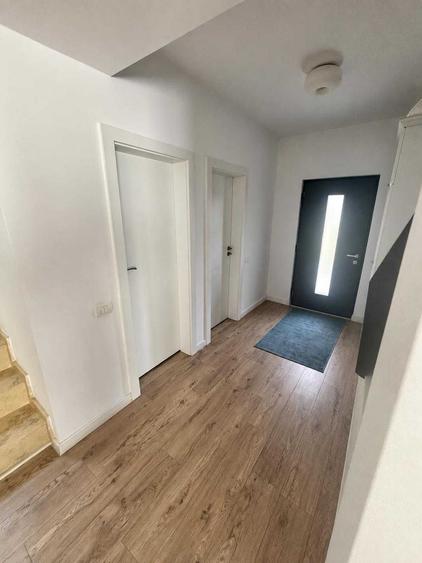Casă cu 4 camere în Petrești