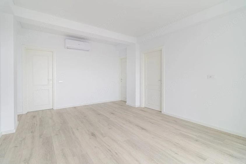 Apartament cu 5 camere semidecomandat în 1 Decembrie