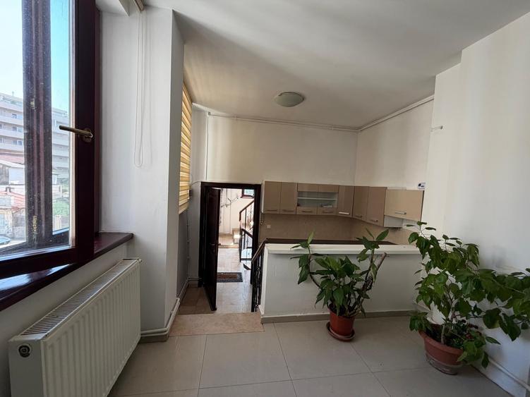 Casă individuală cu 8 camere cu Canalizare în Central