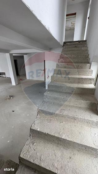 Casă cu 6 camere cu Teren 822 Mp în Central