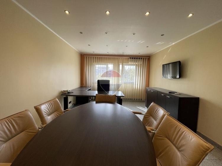Apartament cu 4 camere semidecomandat, mobilat în P-ța Unirii