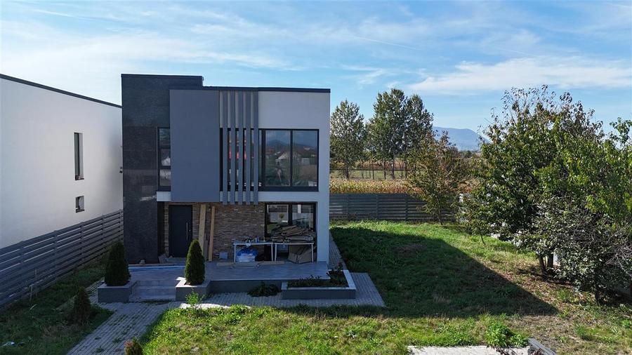 Casă individuală cu 4 camere cu Canalizare în Stupini