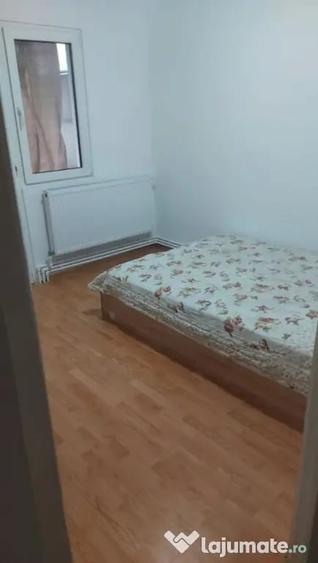 Apartament cu 3 camere semidecomandat în Rahova