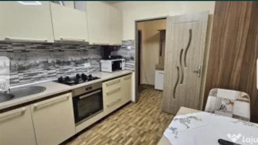 Apartament cu 3 camere semidecomandat, mobilat în Circumvalațiunii