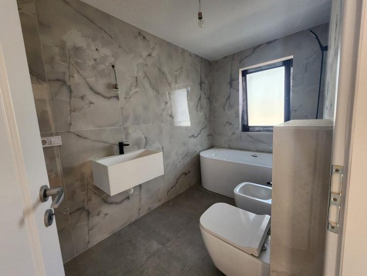 Duplex cu 4 camere cu Canalizare în Miroslava