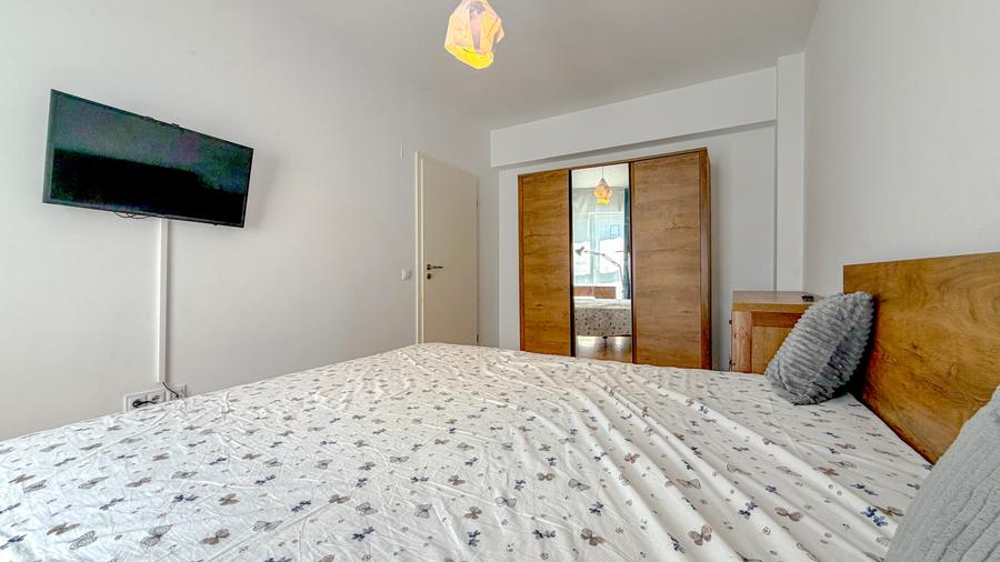 Apartament cu 3 camere decomandat în Tractorul