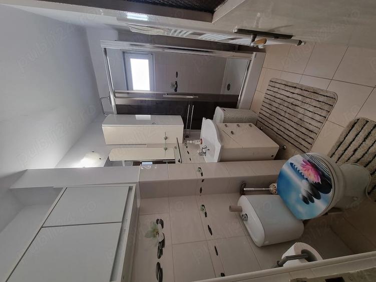 Apartament cu 3 camere semidecomandat în Girocului