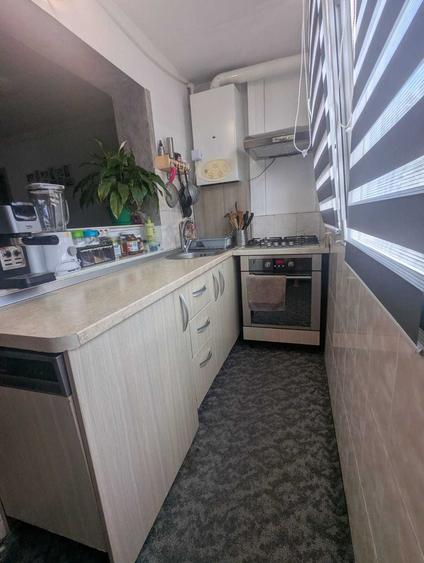 Apartament cu 3 camere semidecomandat, mobilat în Buziașului