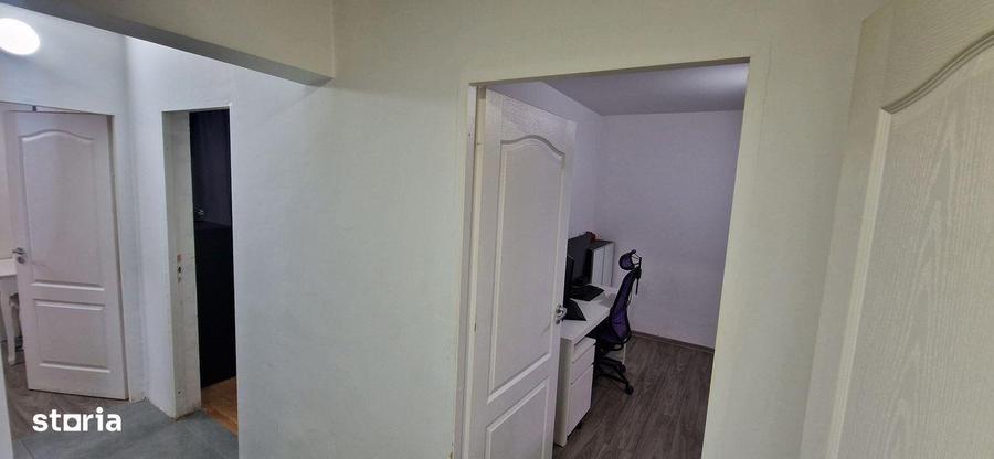 Apartament cu 3 camere decomandat în Valea Oltului