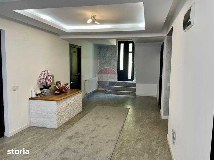 Casă cu 6 camere cu Teren 7661 Mp în Măneciu