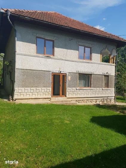 Casă cu 6 camere cu Teren 2559 Mp în Peștișani