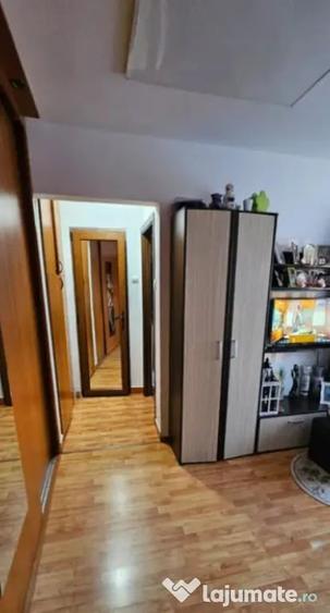 Apartament cu 3 camere semidecomandat în Florilor