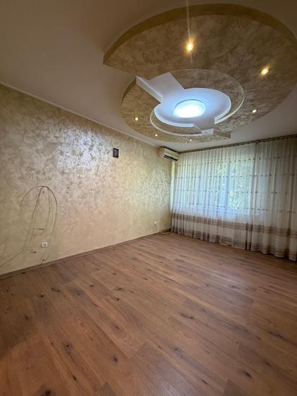 Apartament cu 3 camere semidecomandat în Faleză