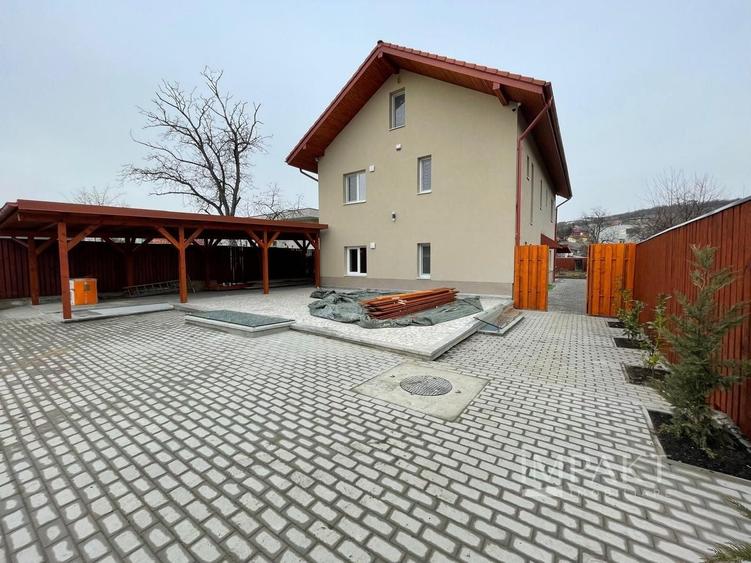 Casă individuală cu 7 camere decomandat cu Canalizare în Iris