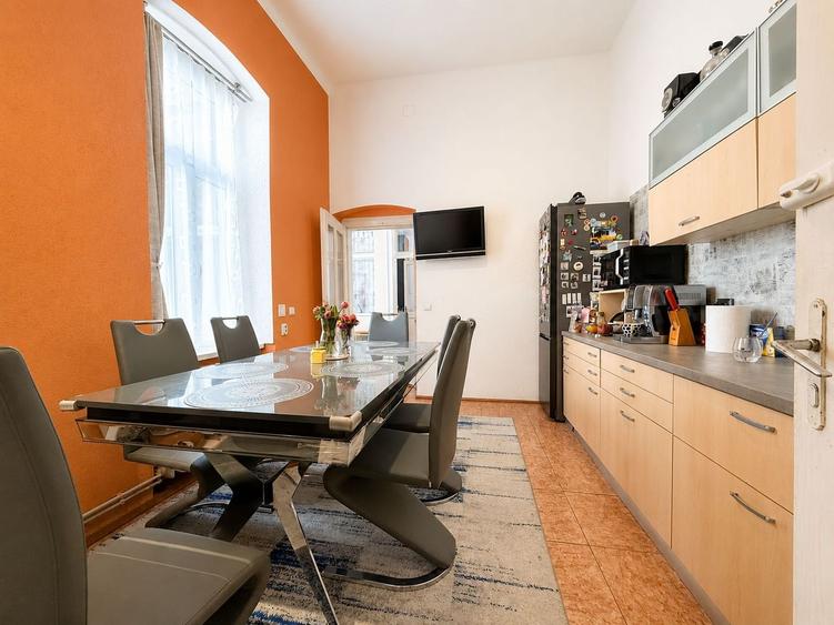Apartament cu 4 camere circular, mobilat în Central