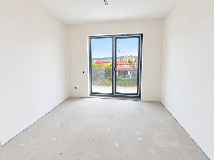 Apartament cu 3 camere semidecomandat în Între Lacuri