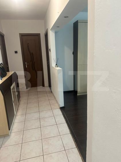 Apartament cu 3 camere decomandat, mobilat în Nicolina