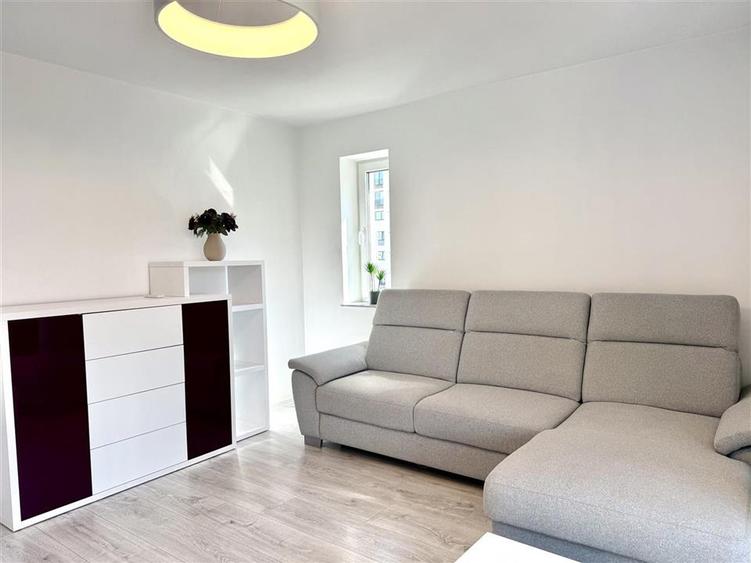 Apartament cu 3 camere decomandat în Tractorul
