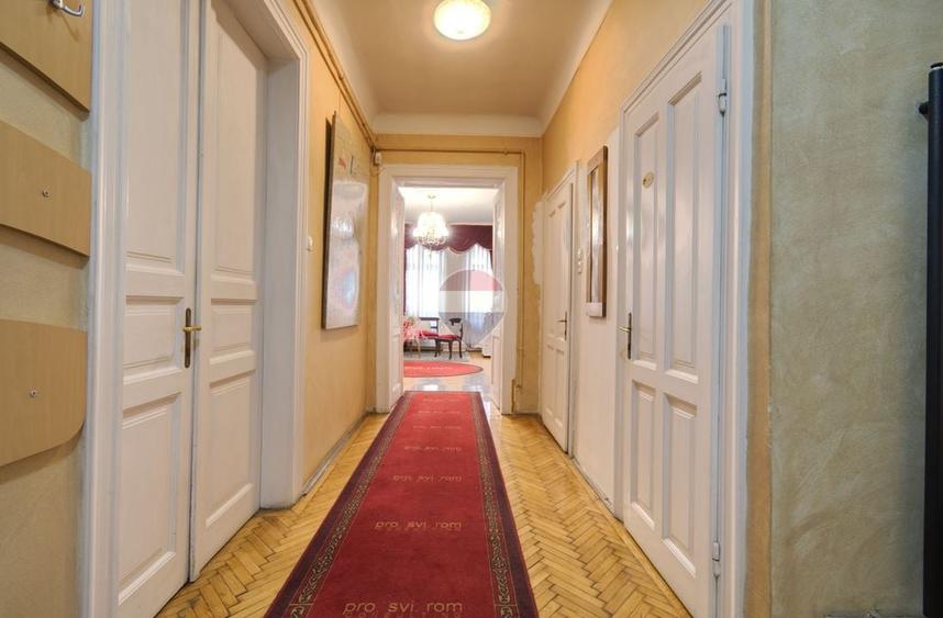 Apartament cu 5 camere decomandat în Semicentral