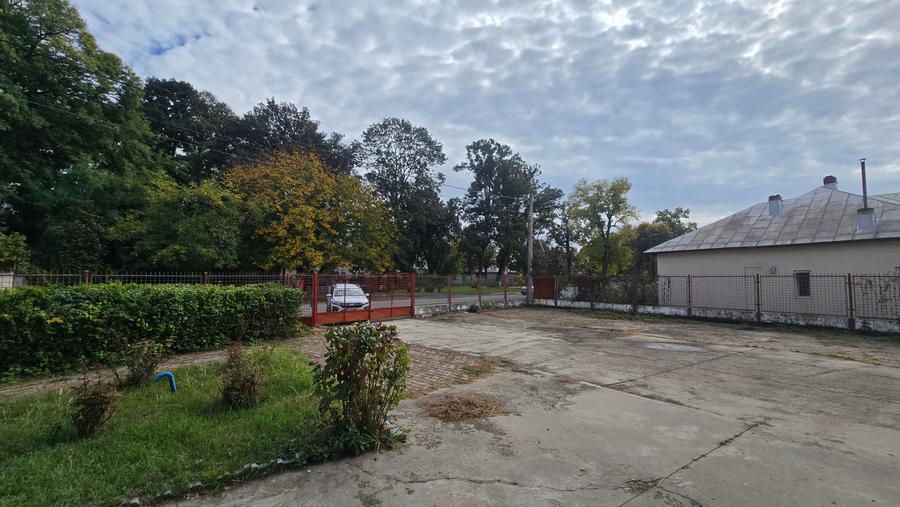Casă individuală cu 10 camere cu Canalizare în Central