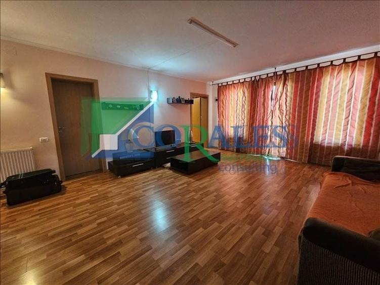 Casă individuală cu 8 camere cu Canalizare în Aradului