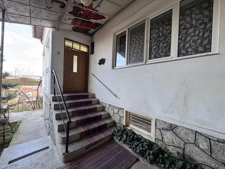 Casă cu 4 camere în Central