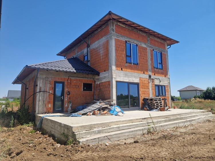 Casă cu 4 camere în Domnești
