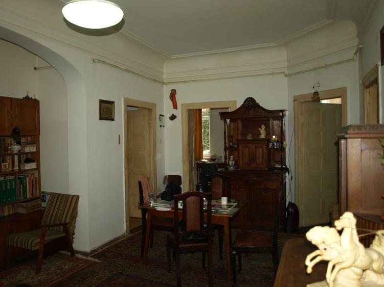 Apartament cu 3 camere semidecomandat în Armeneasca