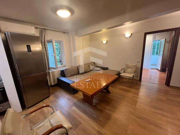 Apartament cu 3 camere semidecomandat, mobilat în Central