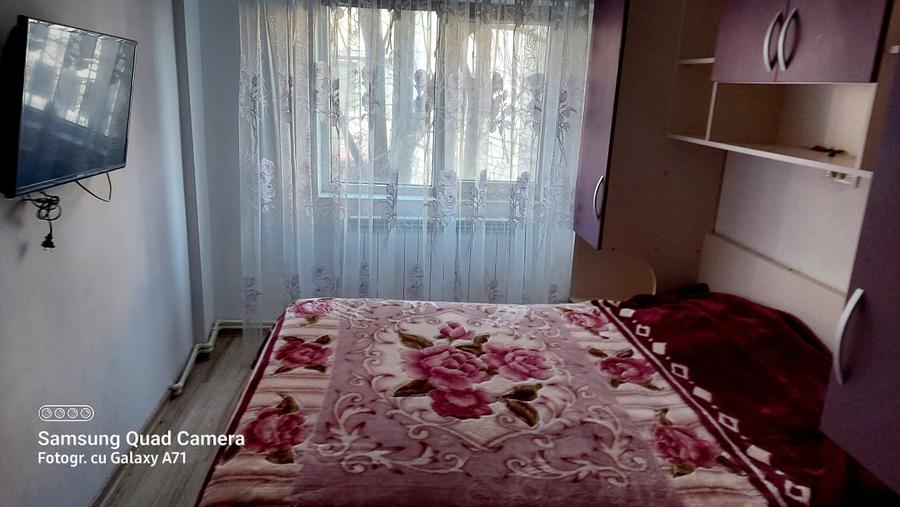 Apartament cu 3 camere semidecomandat în Central