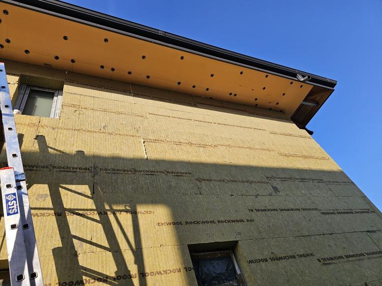 Casă cu 4 camere în Valea Adâncă