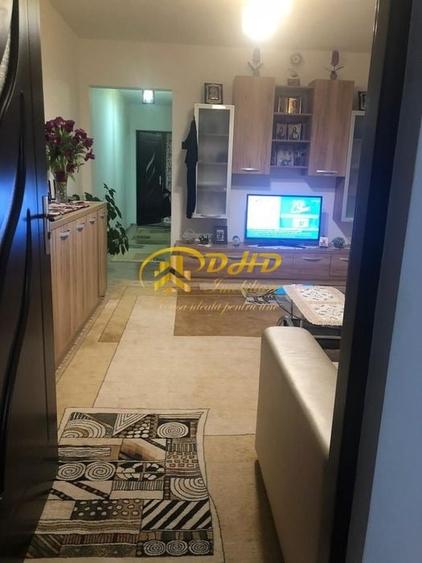 Apartament cu 3 camere semidecomandat în Podu Roș