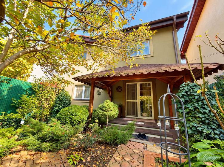 Duplex cu 5 camere cu Canalizare în Iancu Nicolae