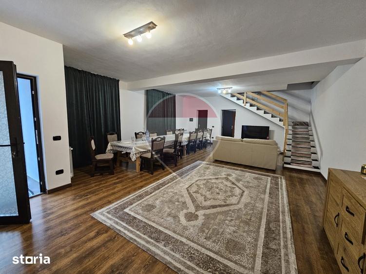 Casă cu 9 camere decomandat cu Teren 750 Mp în Rona de Jos