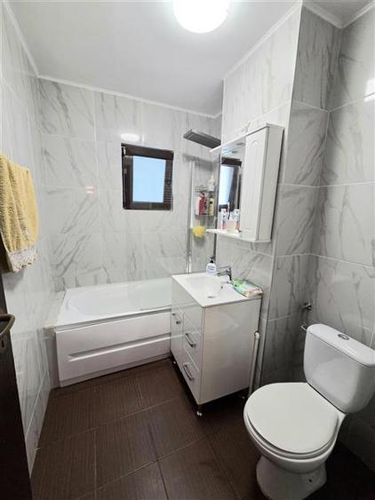 Apartament cu 3 camere decomandat, mobilat în Far