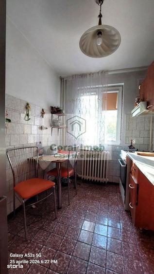 Apartament cu 3 camere semidecomandat, mobilat în Colentina