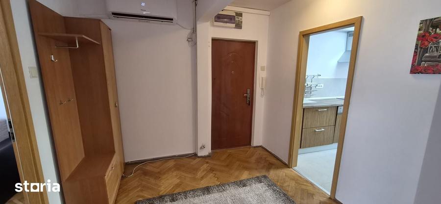 Apartament cu 3 camere decomandat în Girocului