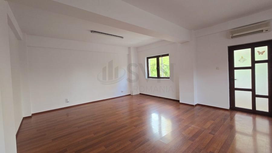 Casă individuală cu 10 camere cu Canalizare în 13 Septembrie