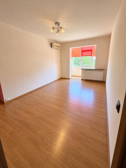 Apartament cu 3 camere semidecomandat în Km 4-5
